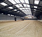 Binnen- en buitenpistes 20mx60m + binnenpaddock 20x40m, wasplaats, solarium, ruime parking...